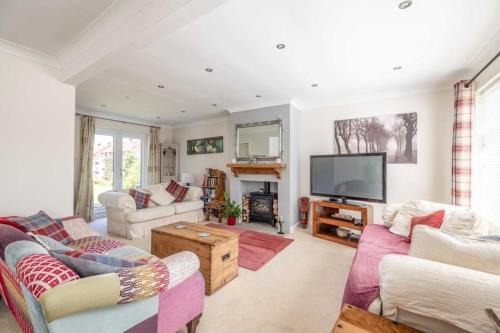 Windsor House | 7 Sleeper Cosy Home in Windsor Parking & Legoland