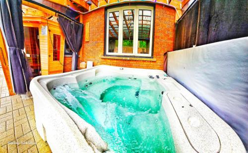 Vaughan House | 70 percent Off Luxurious Hot Tub,Sauna, 2000Sqft of Private