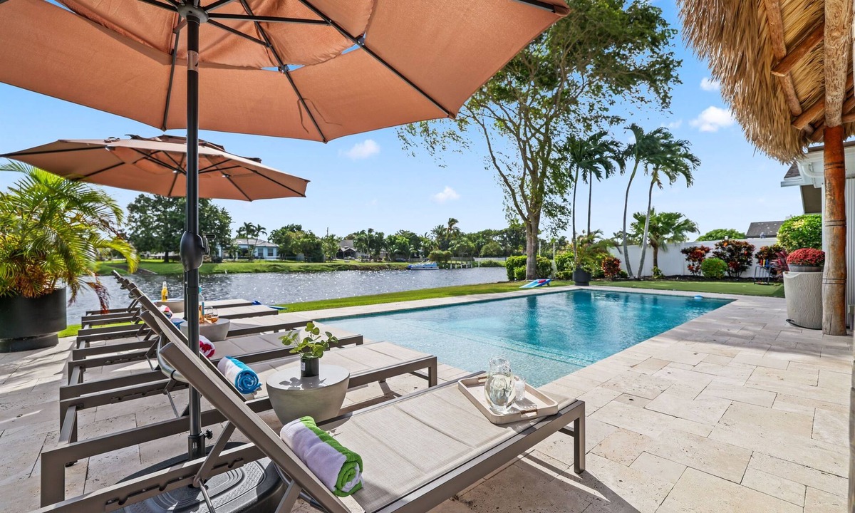 Tropic Palms House | 702A | Waterfront | Sleeps 8 | Heated Pool |Tiki Hut |Fire Pit |by DelrayNightly