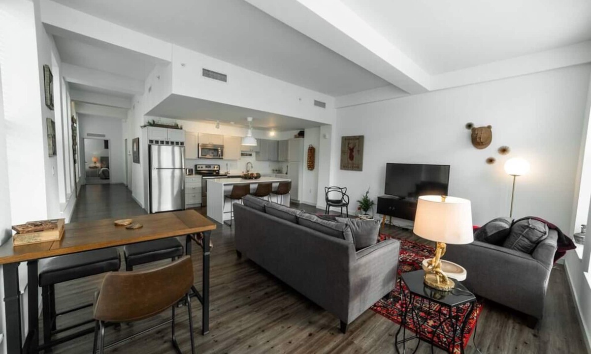 Westown Apartment | 725- Big 2 bedroom/king beds/Corner Unit/+ parking