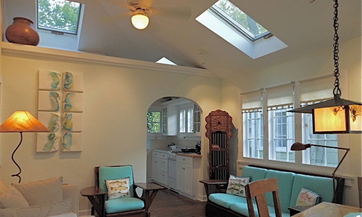 Union Pier Cottage | 75 Paces to Beach Stairs! Walk to Road House Diner + Whistle Stop Deli/Bakery!