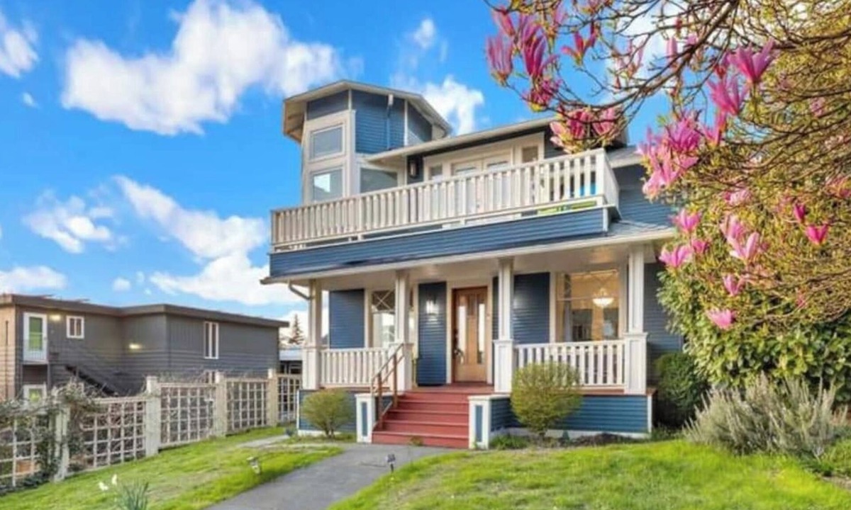 West Queen Anne House | 7B4B Luxury Home! Sleeps 20! Beautiful Views!