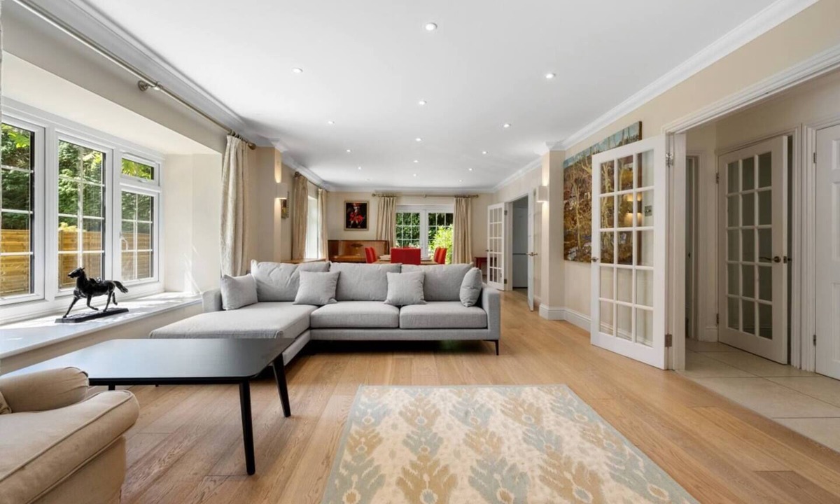 Sunninghill House | 7Bed 5Bath 2Kitchen Retreat with Parking in Ascot