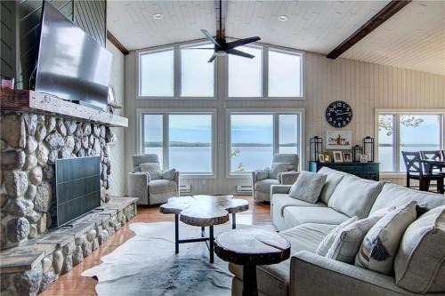 Hayward House | 7BR Luxury Waterfront Retreat on Grindstone Lake