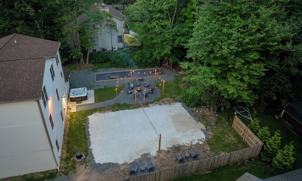Lake Harmony Estates House | 8 BEDROOM 5K Sq Ft Can Sleep 30, Minutes to Slopes and Lake, W/VOLLEYBALL COURT