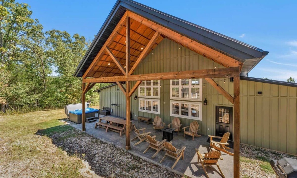 Branson House | 8-bedroom Branson Retreat- Hot Tub Porch Swings