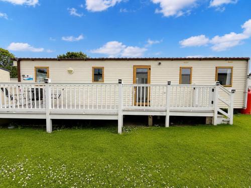 Louth House | 8 Berth Caravan With Decking At Sunnydale In Lincolnshire Ref 35087S