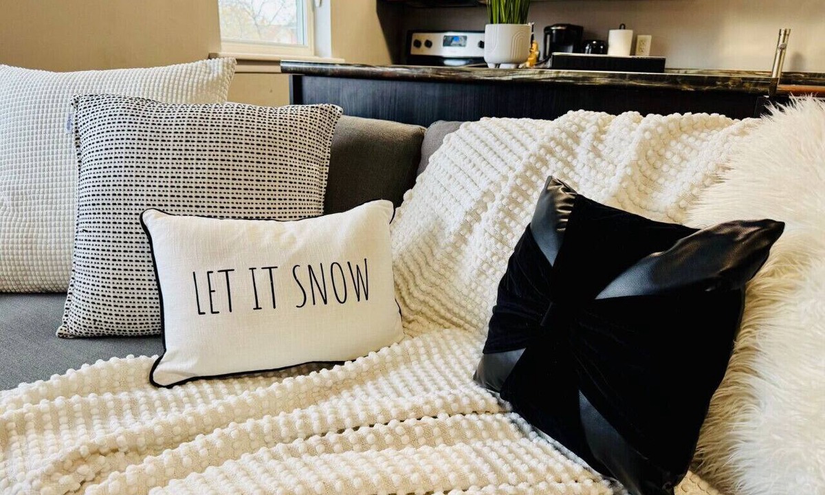 Niagara Falls Apartment | 8 KING Bed, Comfy Sofa, Close To Attractions