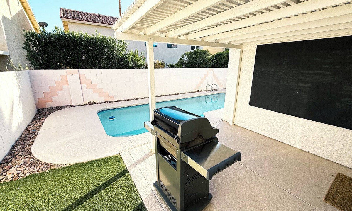 Green Valley North House | 8 Mins From the Strip & 5 Mins From the Airport w/Pool