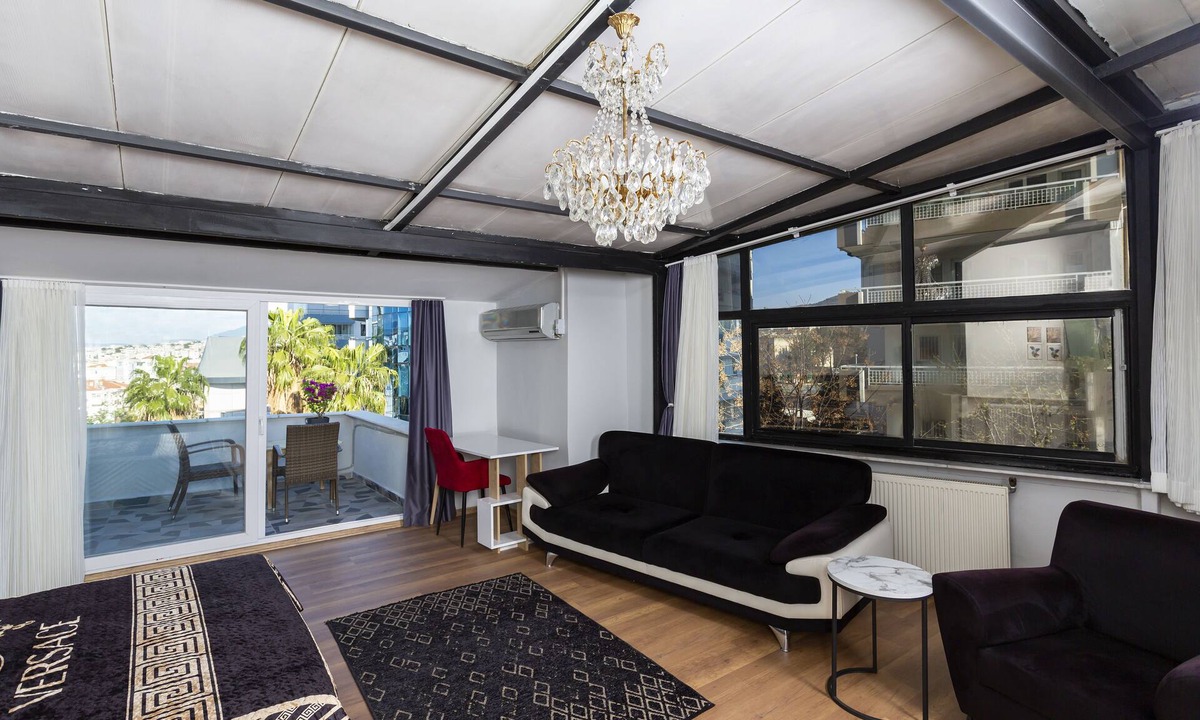 Balcova Apartment | 8 Rooms House