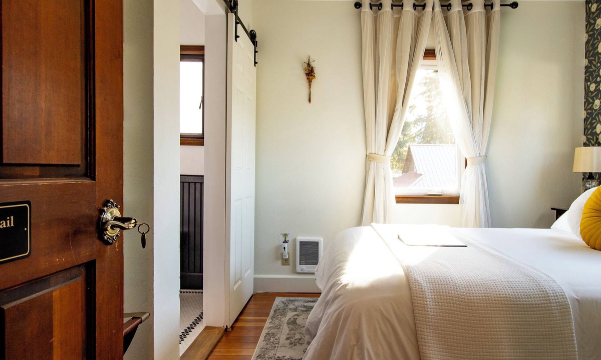 Packwood Apartment | #8 Silver Falls Trail Private Bath -Adults Only
