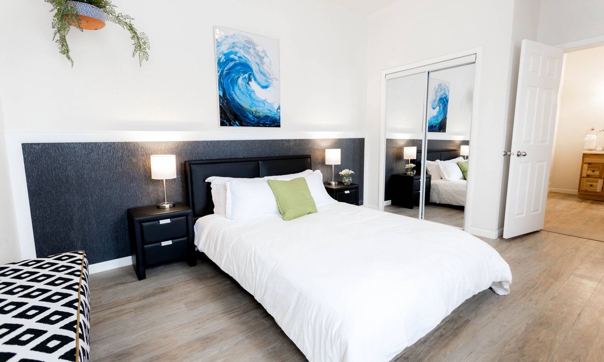 Kutzky Park Apartment | 8073-# blocks from Mayo Clinic- Stylish 1 br apt w/Full Kitchen and Pvt Entrance