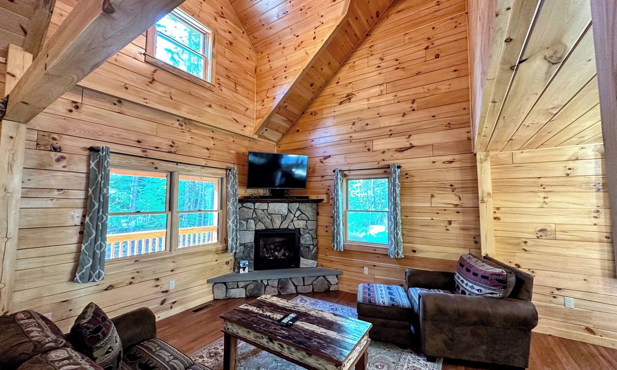 Bethlehem Ski Chalet | 80pvr Log Home 20min to Bretton Woods! AC, Hot Tub, Wifi, Cable, Fireplace, Fire pit