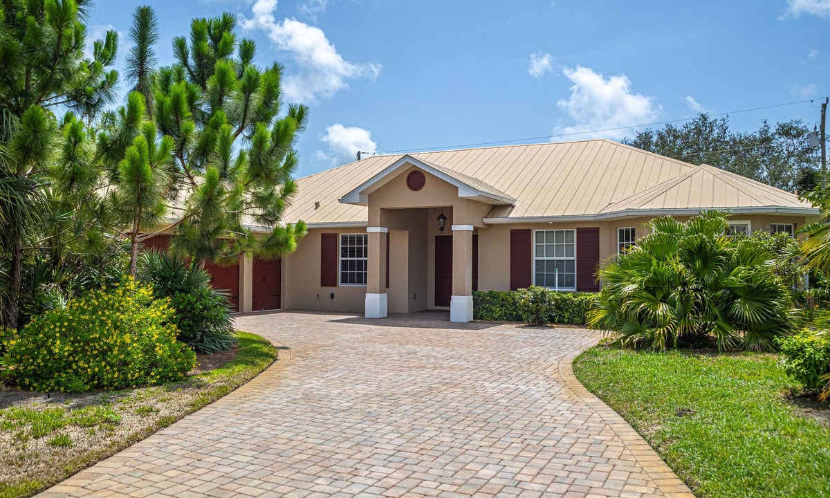 Palm River Estates House | 8mins to famous Naples beaches and sunsets! Entertainers family dream home.