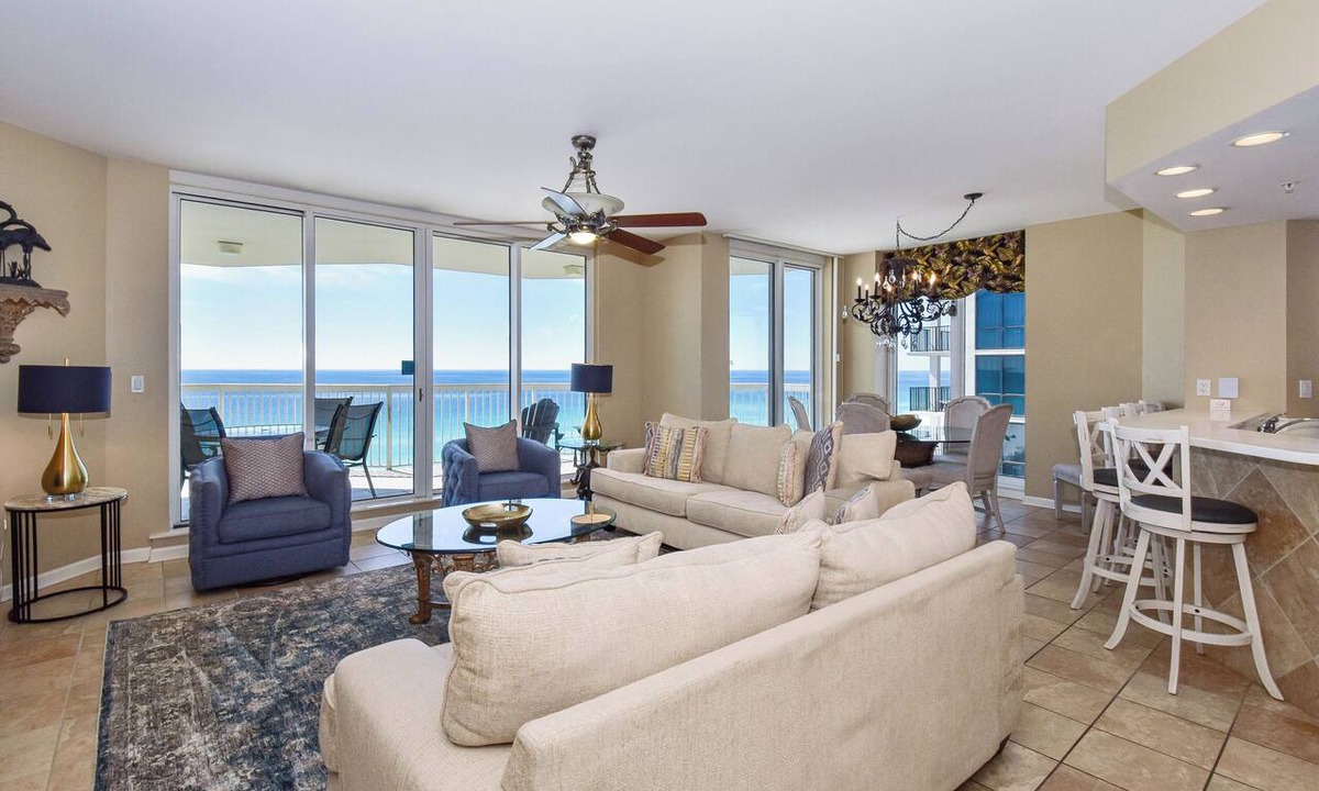 Destin Condo | 8th Floor Beachfront Condo w/Easy Beach Access in Destin! 🌴🌅🐬