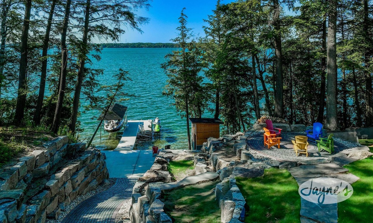 Innisfil Cottage | 9 bdrm 14 bath cottage on Lake Simcoe, Pool! Hot tub! Tennis Court! Arcade Room!