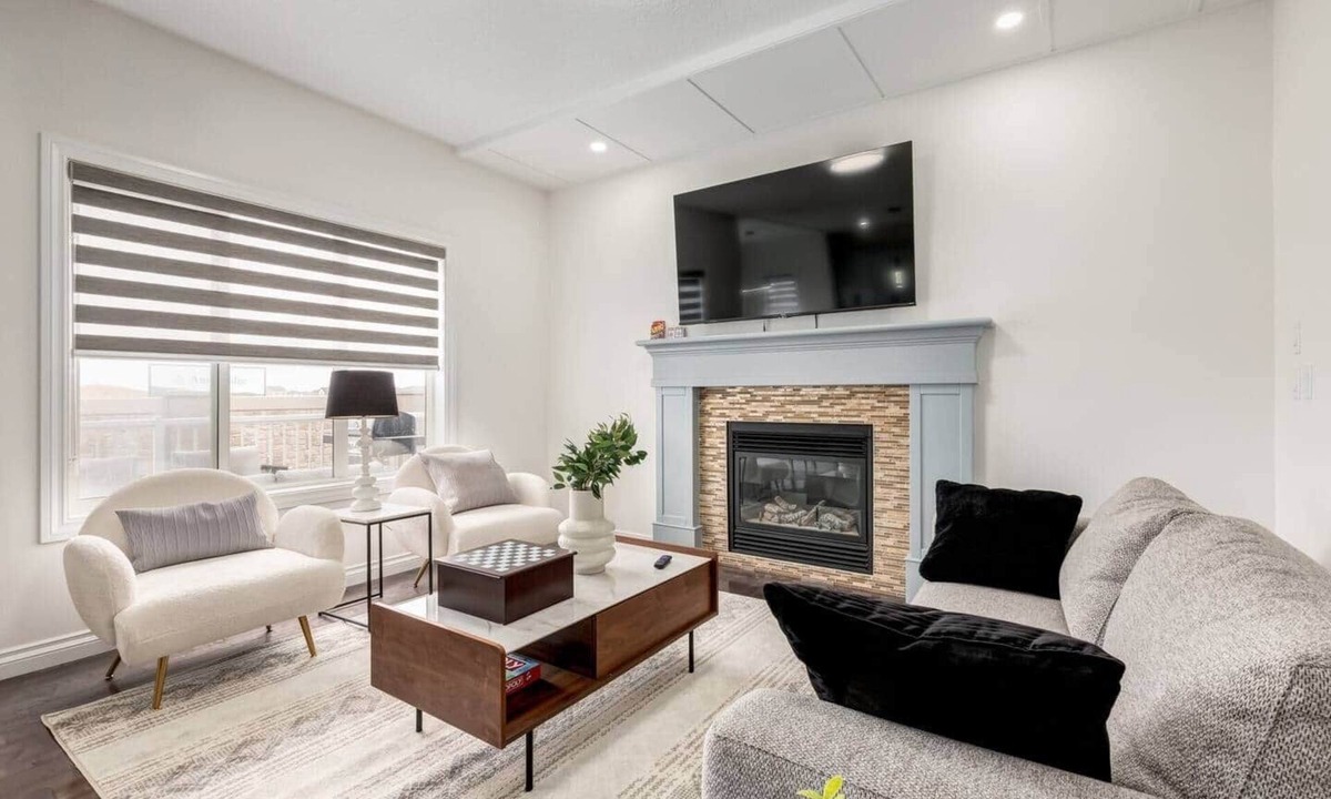 Evanston House | 9-Bed Oasis | AC | Jetted Tub| BBQ | Fireplace