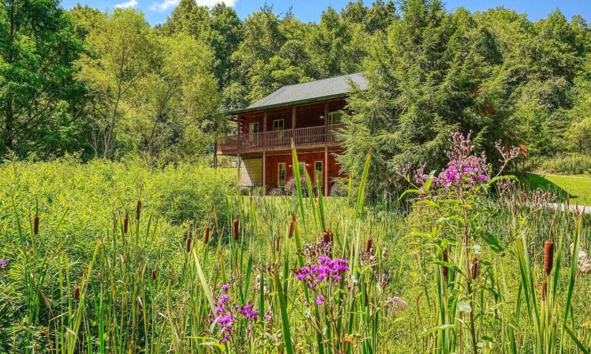 Logan Cabin | 9 Miles from Old Man`s Cave, High Speed Starlink Internet, Hot tub, sleeps 12