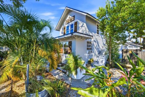 St. Petersburg - Clearwater Hotel | 9 Units Shared Courtyard Sleeps 26