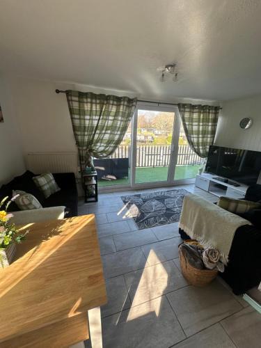 Bont Newydd Ski Chalet | 92 Lake View