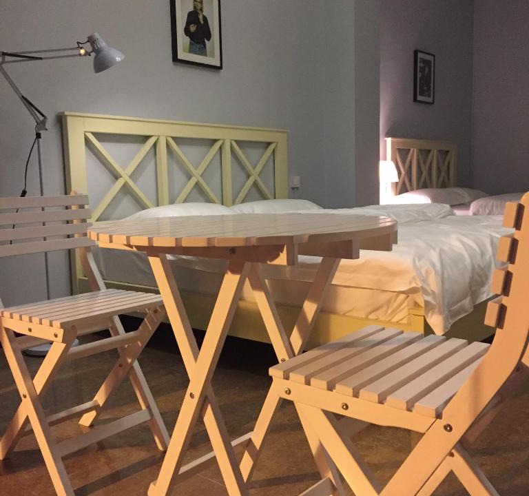 Luoping County Hostel | 97Rock bookstore Hostel