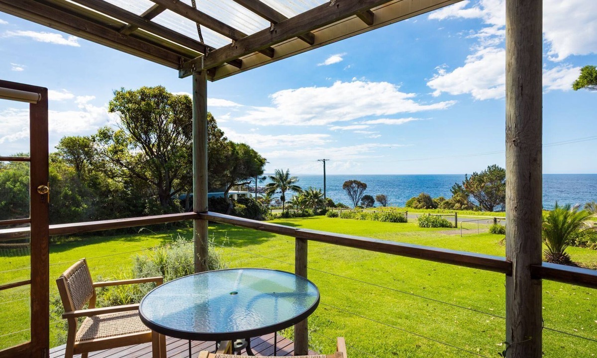 Dalmeny House | 98 Ocean Parade - Rustic Log Cabin