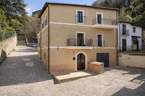 L'Aquila Apartment | 99 Cannelle-centro storico-elegante e spazioso-Smart TV-WiFi-parcheggio privato