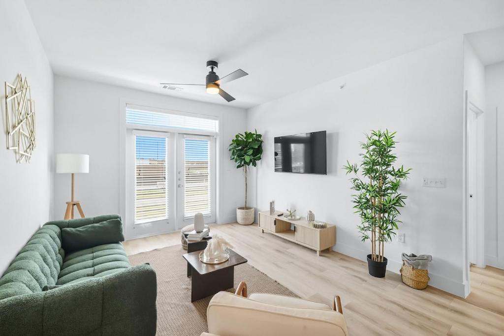 Fort Worth Apartment | 99 Modern 2B2B Near Stockyards, Resort Pool & Gym, 7M to Dickies Stadium, 15M to AT&T stadium