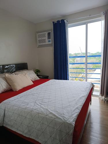 Cagayan de Oro Apartment | 9F The Loop Limketkai Condo Towers - Stay at Nancy- Spacious 1 Bedroom unit - Separate Living Room and Kitchen - Free Wifi - Smart TV - Balcony - Mountain View