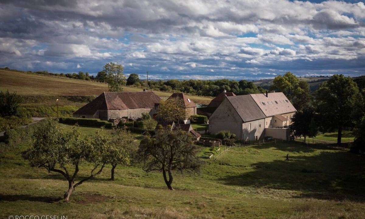 Saint-Sernin-du-Plain Cottage | A 17th century winemaker lodge in a peaceful valley, surrounded by vineyards.