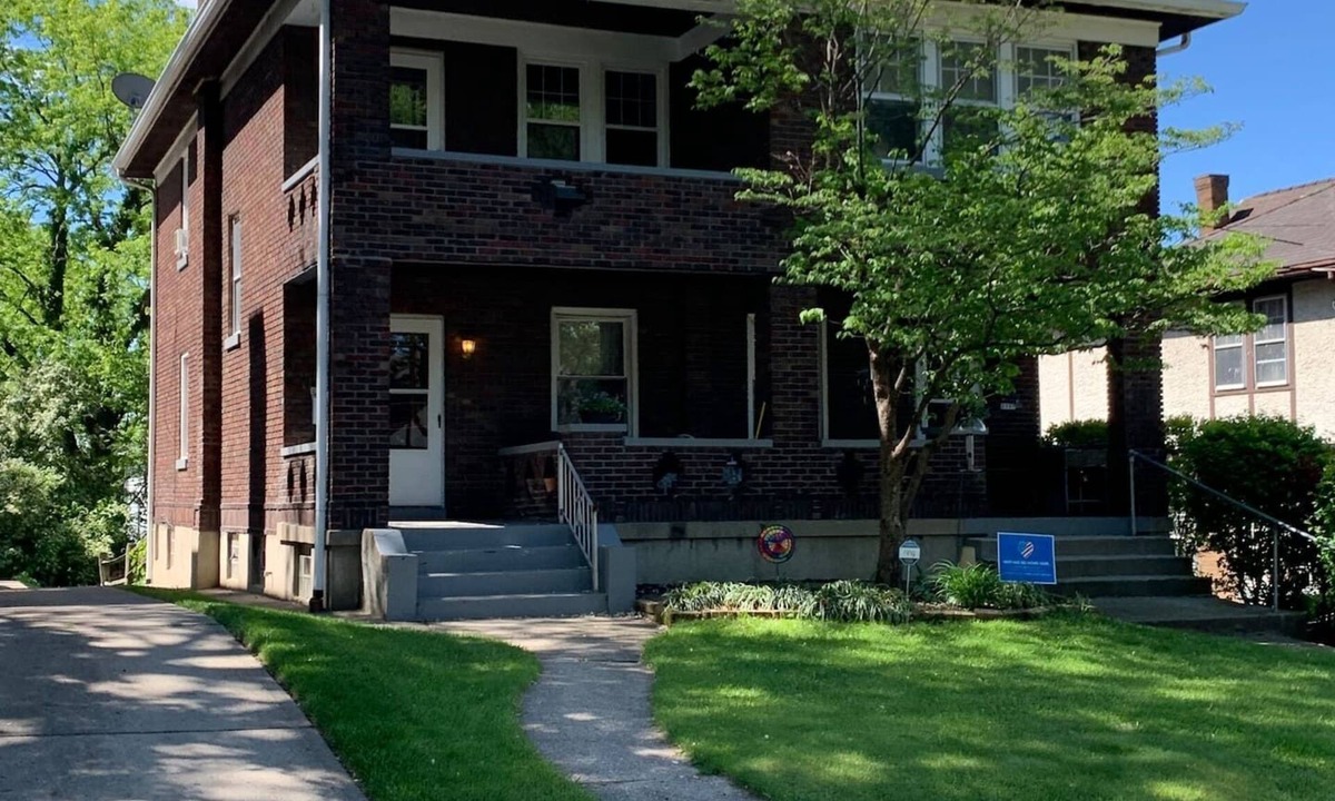 Norwood House | A#2 Executive 1BRApartment Prime Location Near Hospitals Downtown & Universities