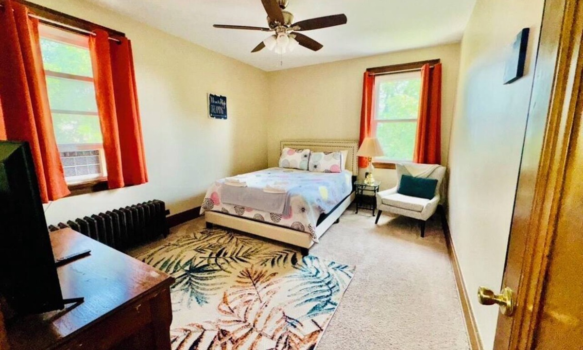 Norwood House | A#2 Executive 2BRApartment Prime Location City Skyline View of Downtown