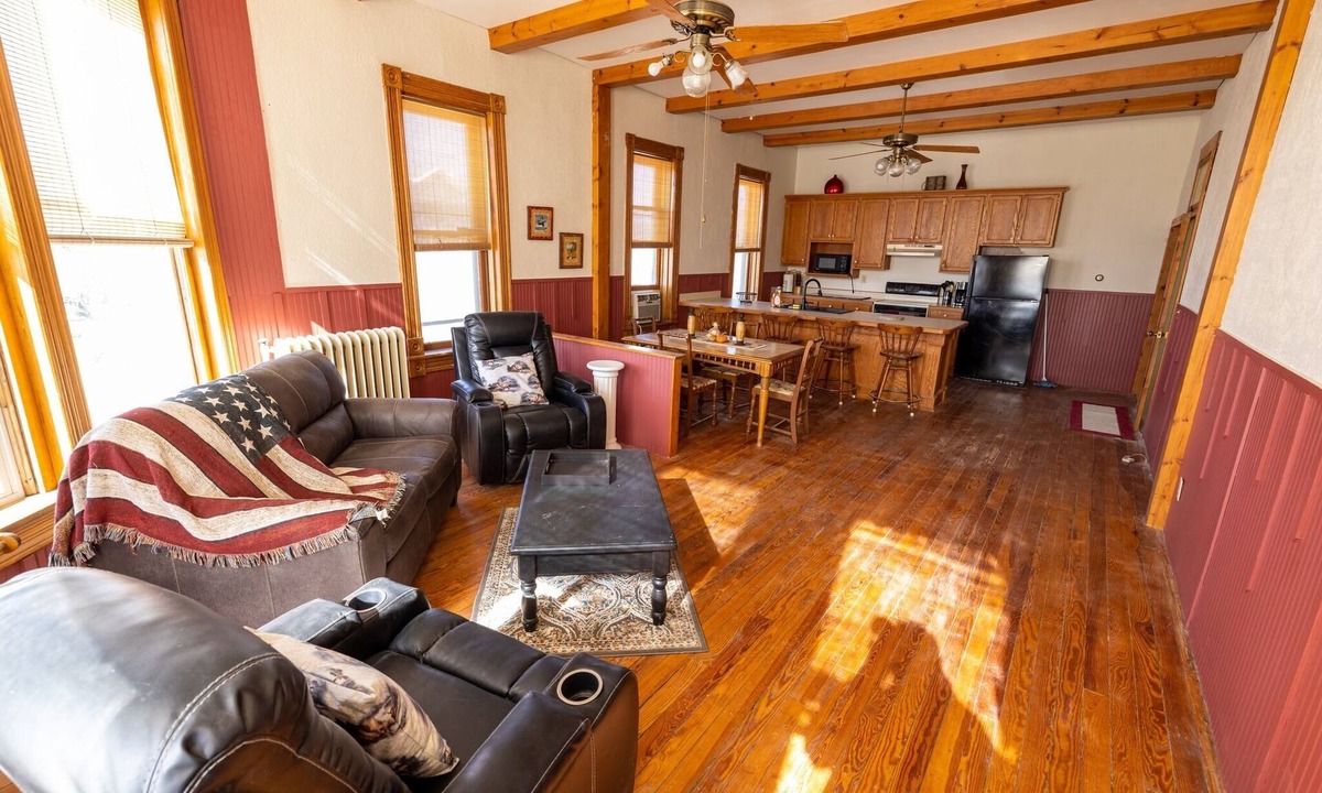 Oregon Apartment | A 3-bedroom 2nd floor atop local diner.