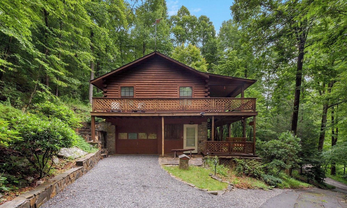Black Mountain Cabin | A beautiful log cabin at 3400' in the Blue Ridge Mountains.