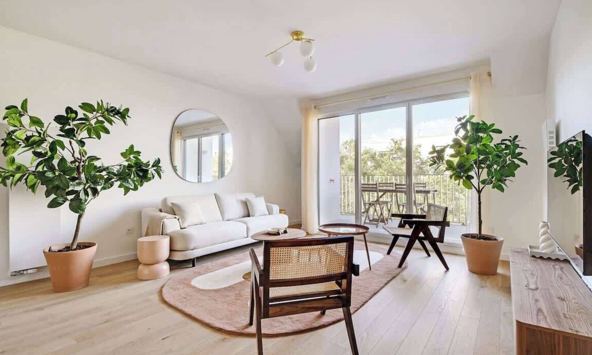 Clichy Apartment | A Bright 3-BR/2BA in Clichy