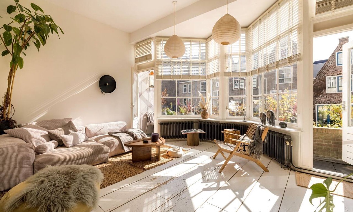 Burgwallen Nieuwe Zijde Apartment | A bright and stylish loft in the heart of Amsterdam, with a cozy interior, plenty of natural light and all the modern conveniences for a relaxing stay in the city.