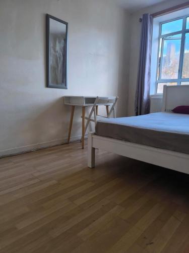 White City House | A bright, comfortable double room in family friendly household