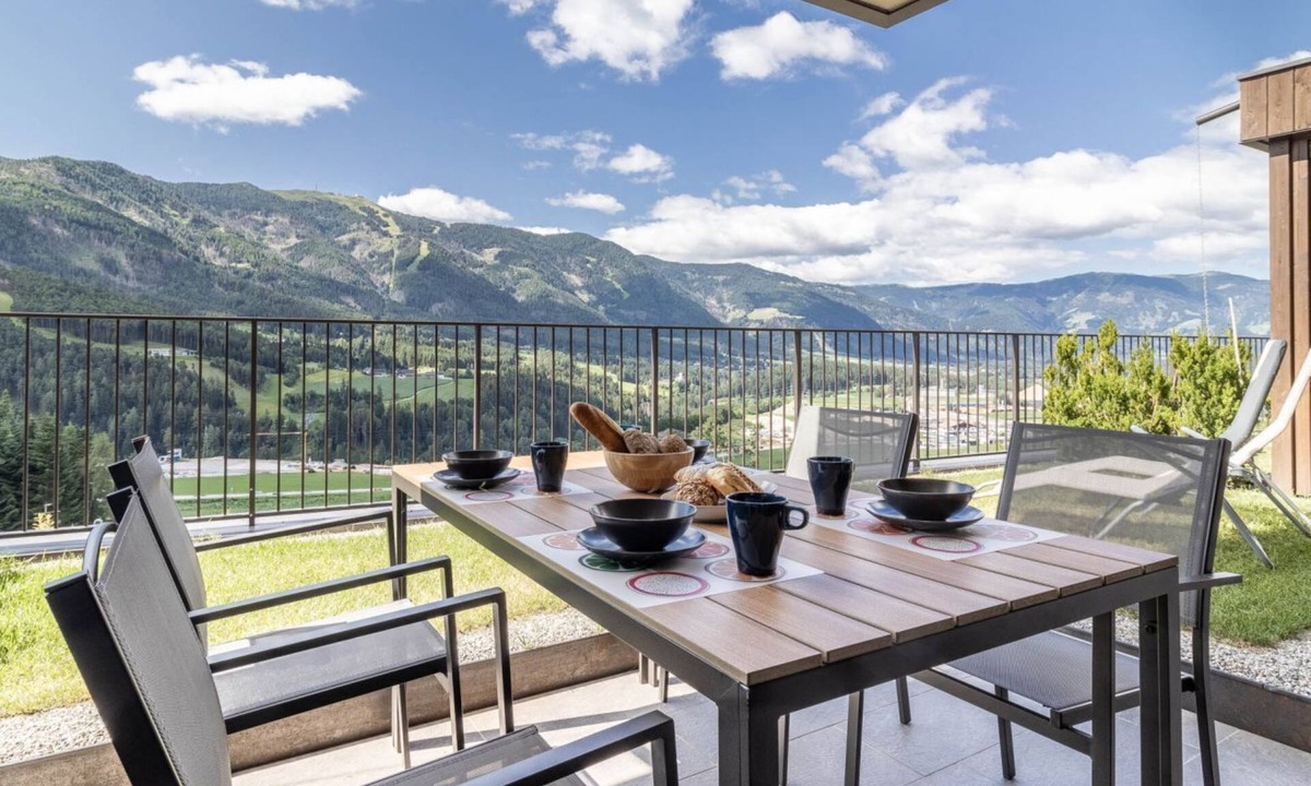 Perca Apartment | A bright little nest on the third floor of a brand-new building, where every window frames the majestic silhouette of Plan de Corones. Proventus SUN welcomes you with its warm, modern atmosphere – ideal for those seeking simplicity and relaxation witho