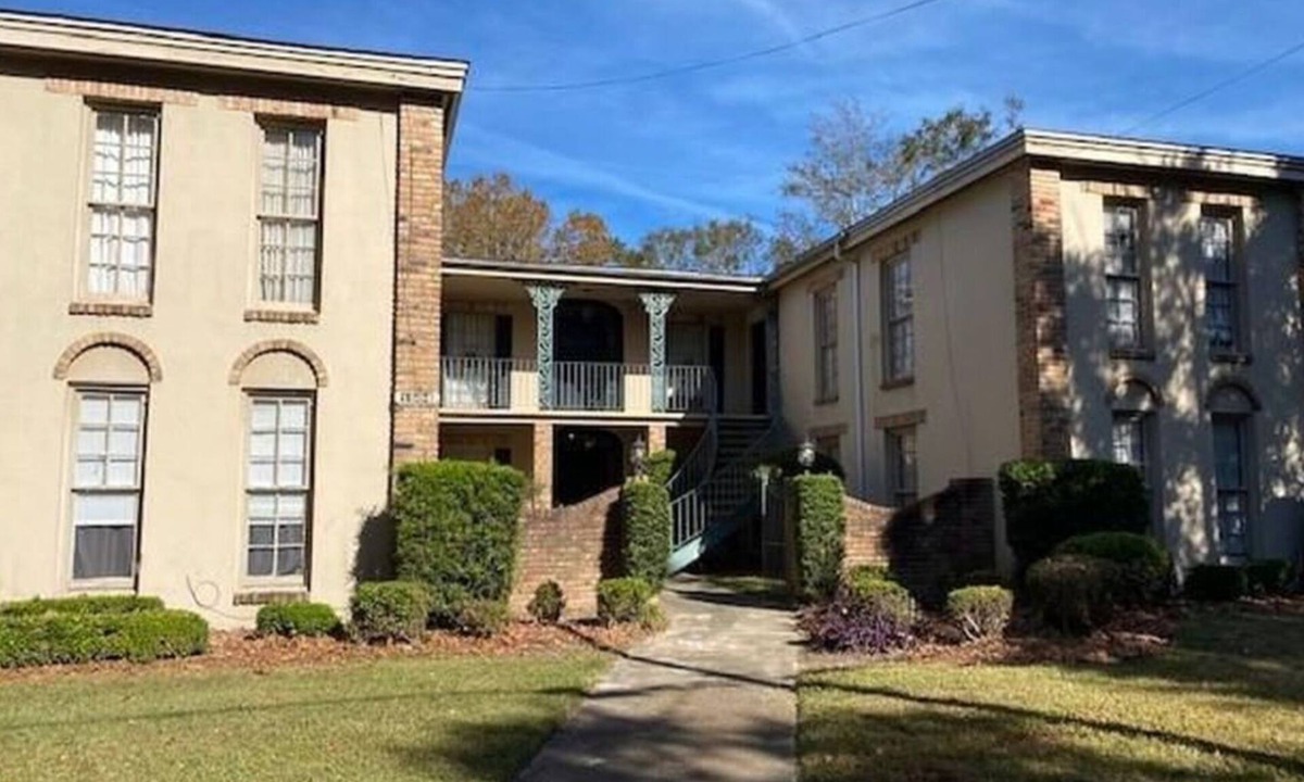 Hannon Park Condo | A charming 2 bedroom condo in the historic district of downtown Mobile.