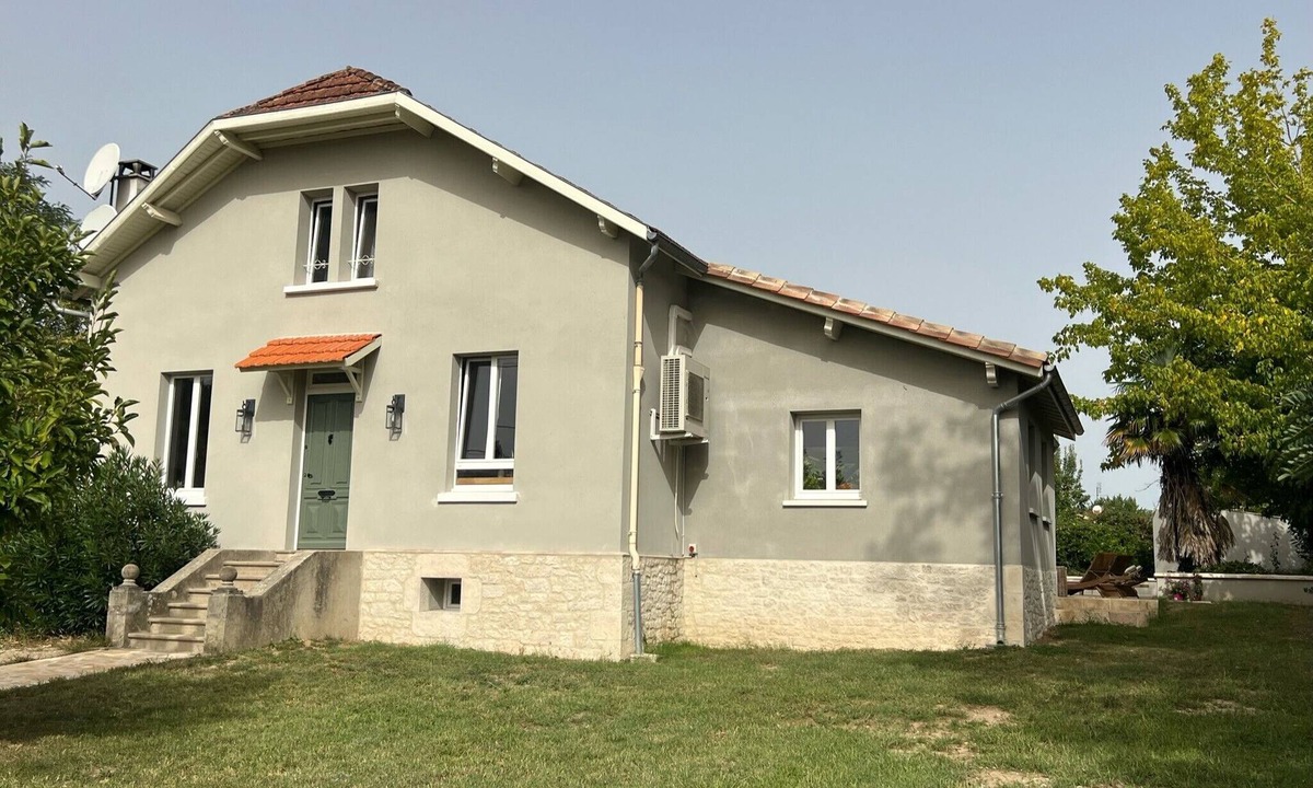 Eymet House | A charming 4 bedroom townhouse, easy walking distance to Eymet village.