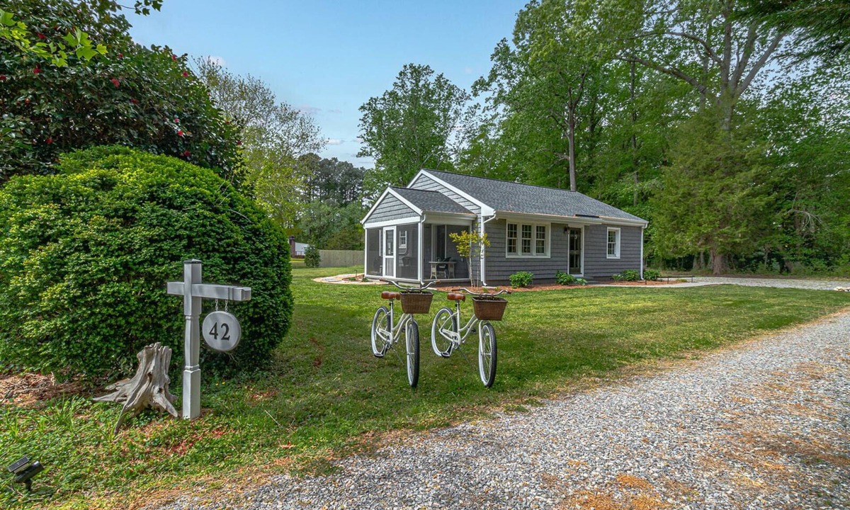 Irvington Cottage | A charming and peaceful getaway in the heart of Irvington, Virginia.