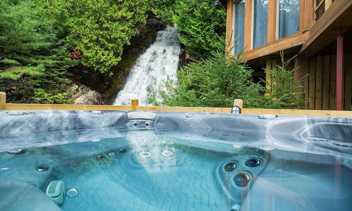 Baie-St-Paul House | A charming little waterfall to go with the spa