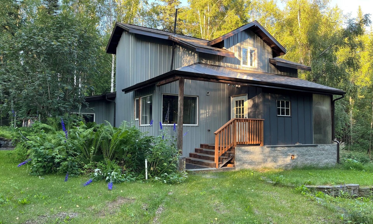 Fairbanks House | A Chena Dream Alaskan Retreat - Northern Lights viewing, Soaking Tub, Game Room