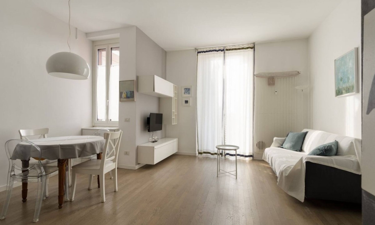 Bullona Apartment | A comfortable 70 square meters apartment, perfect for five people, located on the fifth floor of a building with an elevator (NOT accessible to disabled guests).The property is located near Via Cenisio, a short distance from the Monumental Cemetery: its