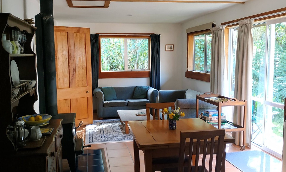 Collingwood Apartment | A comfortable, private, country apartment. 300mts walk to safe sandy beach.