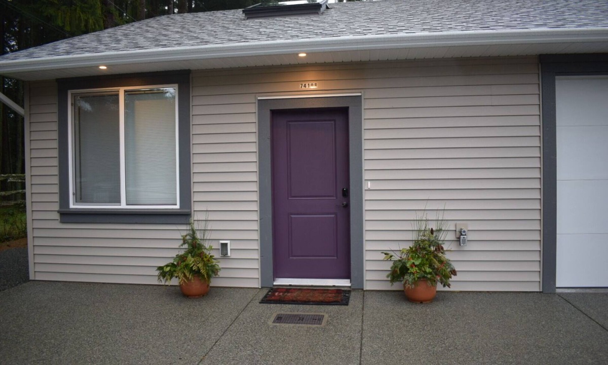 Regional District of Nanaimo Apartment | A complete self contained one bedroom apartment.