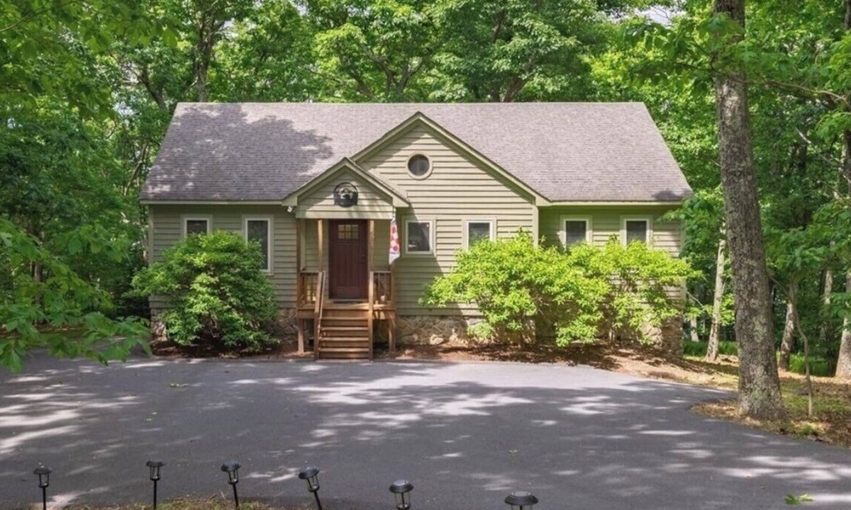Pedlars Edge Cabin | A cozy cabin in the heart of Wintergreen!