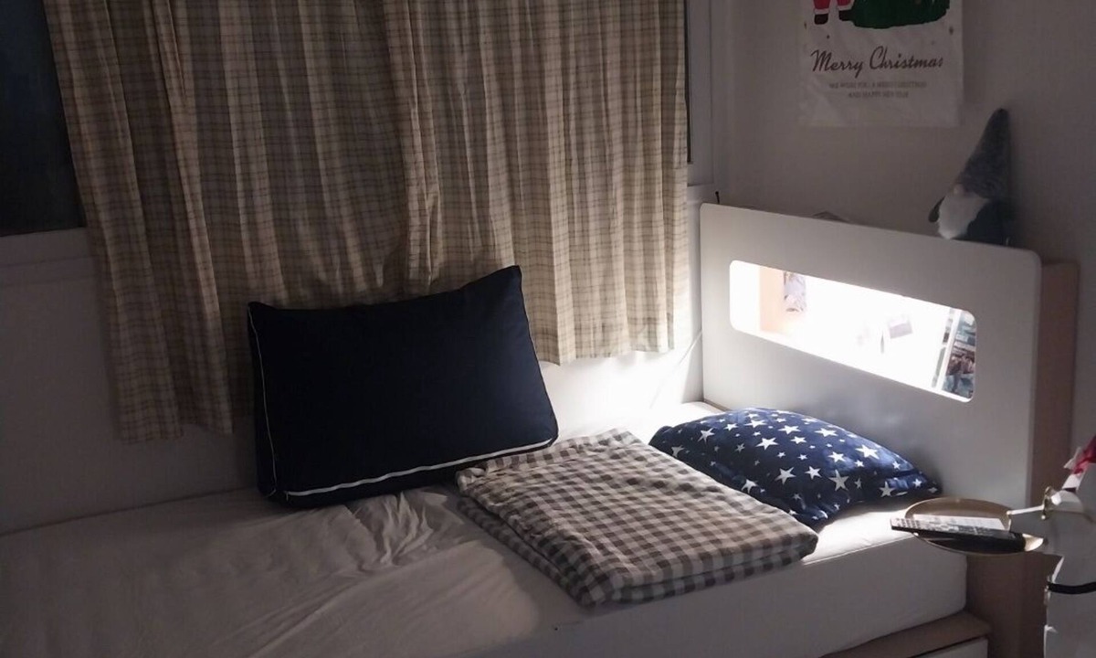 Bupyeong-dong House | A cozy place with a double bed with 65 inches TV. Free Netflix and Youtube