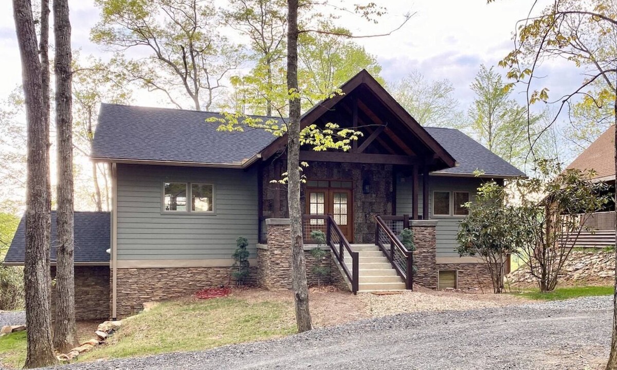 Fleetwood House | A Deer Haven - Upscale, Hot Tub, River Access, Views, Foosball, 2K Beds, WIFI