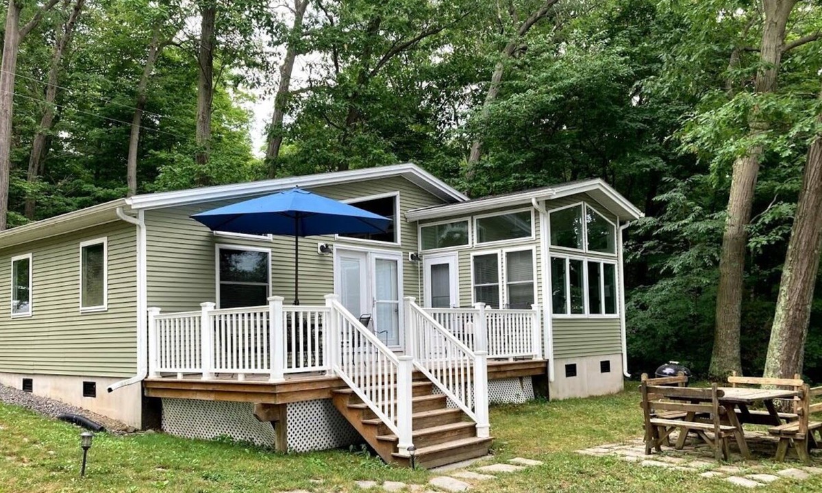 Lansing Cottage | A delightful cottage set on the east shore of Cayuga lake!
